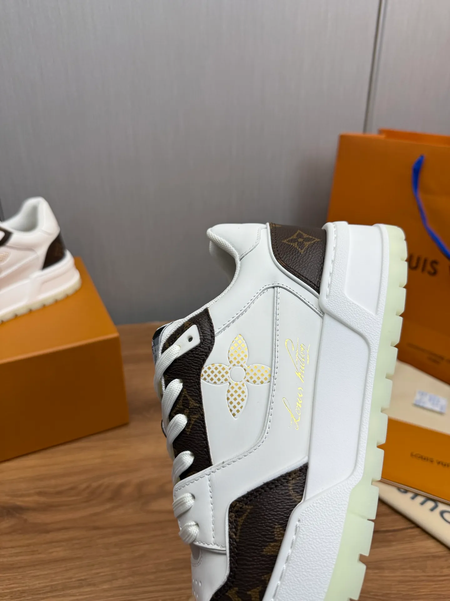 Men's shoes 💰860💰 LV. High version counters are on sale at the same time ⬆️ Men's new sneakers 🔥 The uppers are imported cowhide; "High-end, high-end, classy, ​​noble" workmanship is exquisite (original cowhide is used inside), soles: Original outsole specially provided by the original factory, taken in real life 🎬. Yardage: 38-44. (38.45 can be customized)